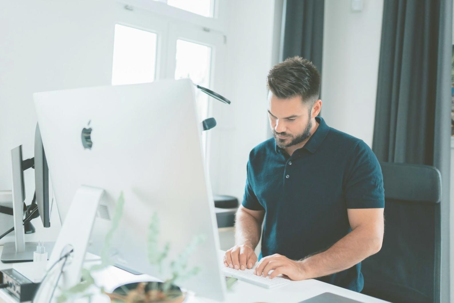 Personne analysant des données financières sur un ordinateur portable